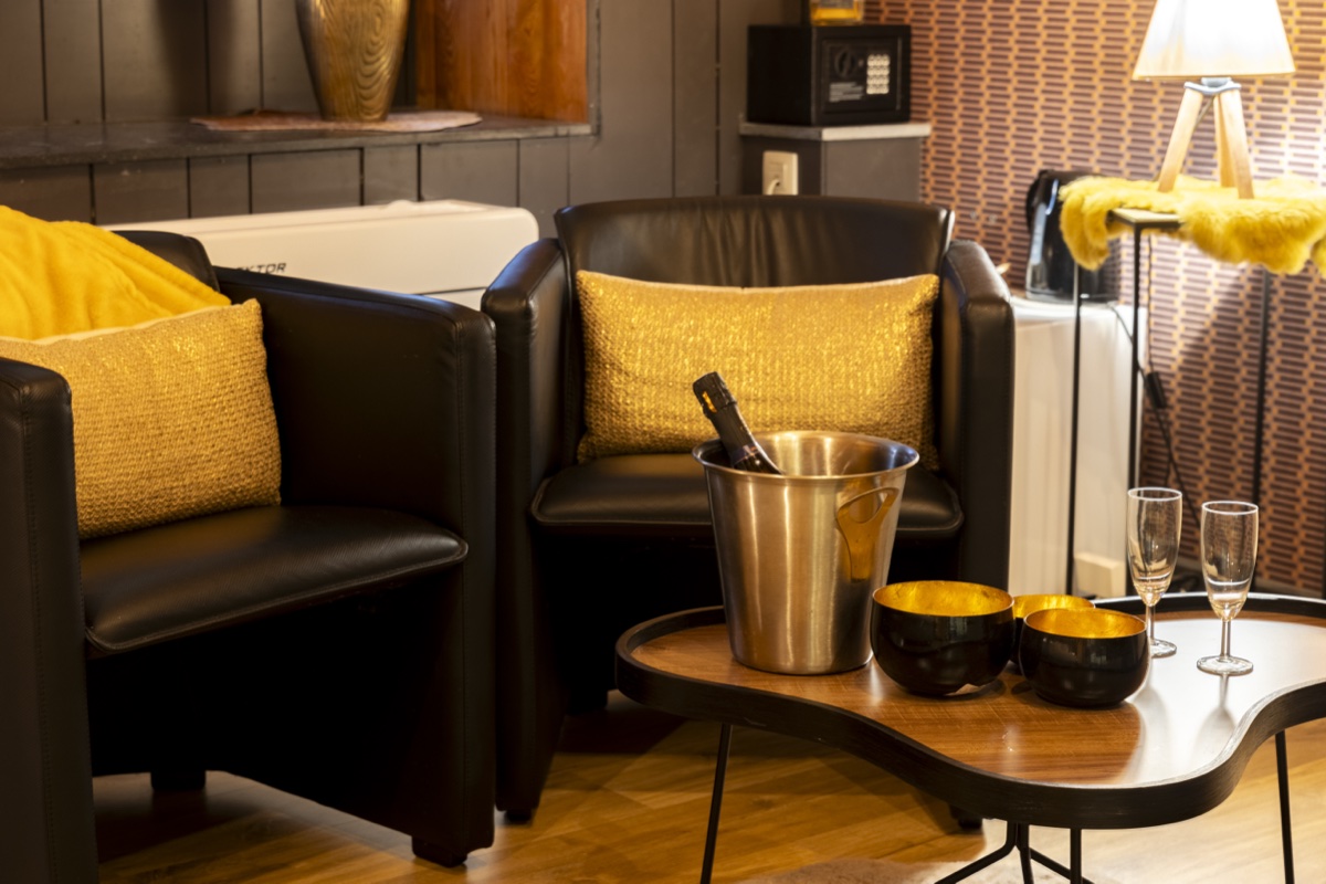 De Bernaige zithoek — luxe overnachten Massemen