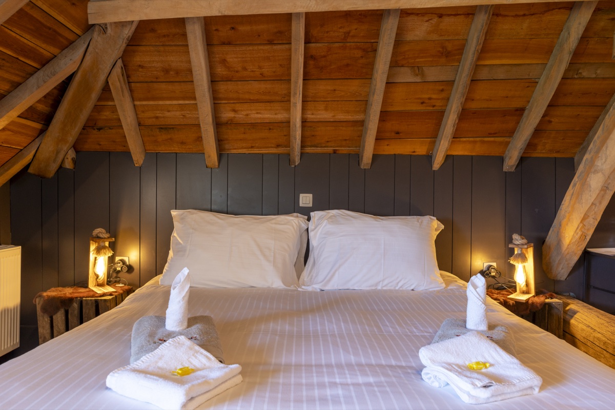 De Clementina bed — B&B Massemen romantisch uitje