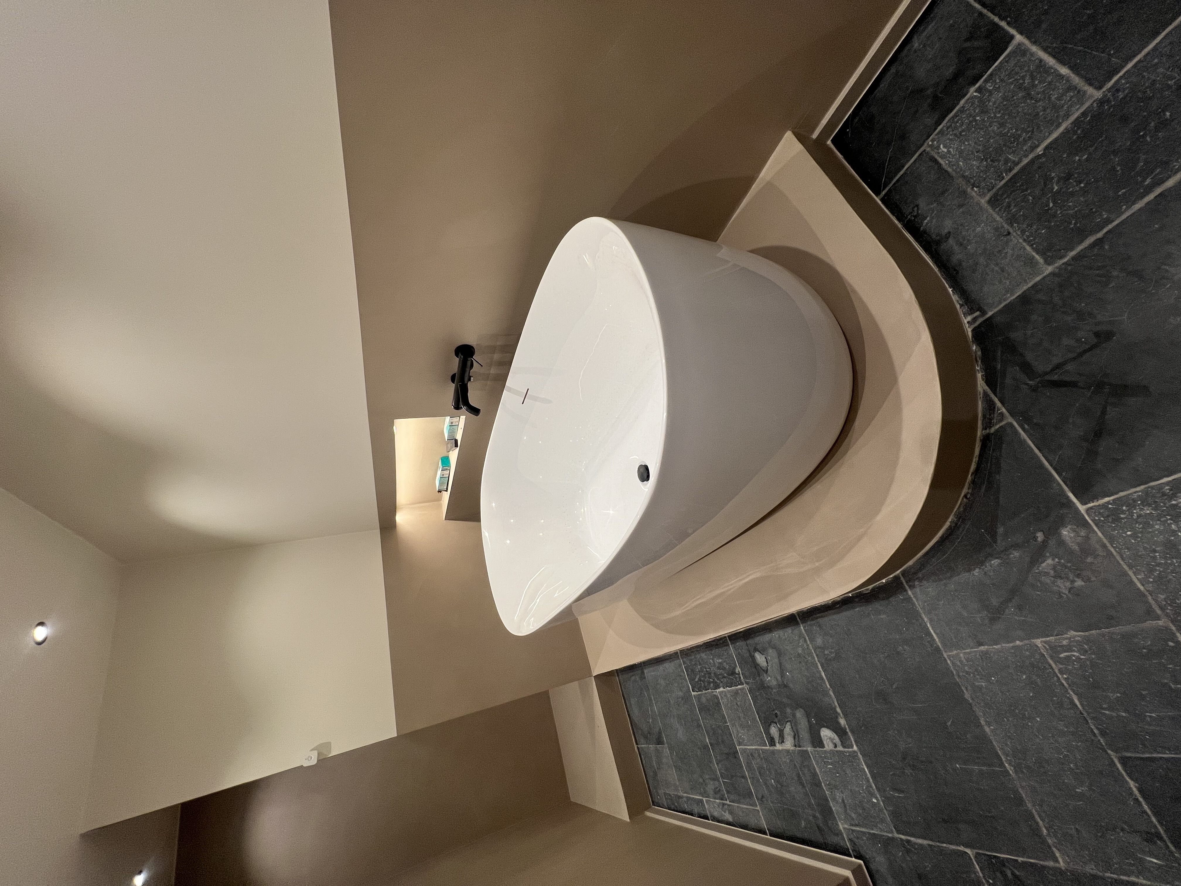 Sneak peek nieuwe luxekamer — vrijstaand bubbelbad