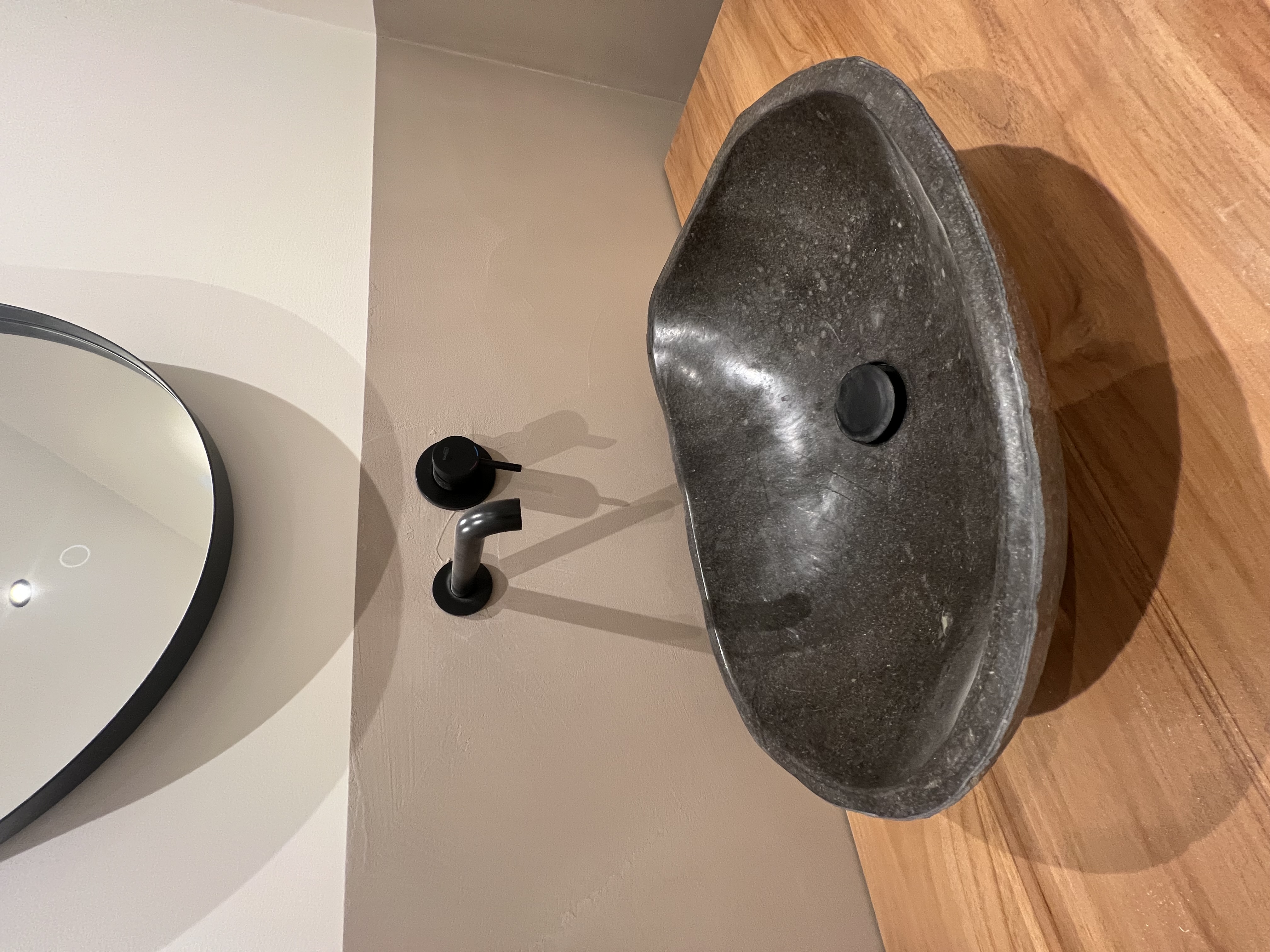 Sneak peek — stenen wastafel op teak