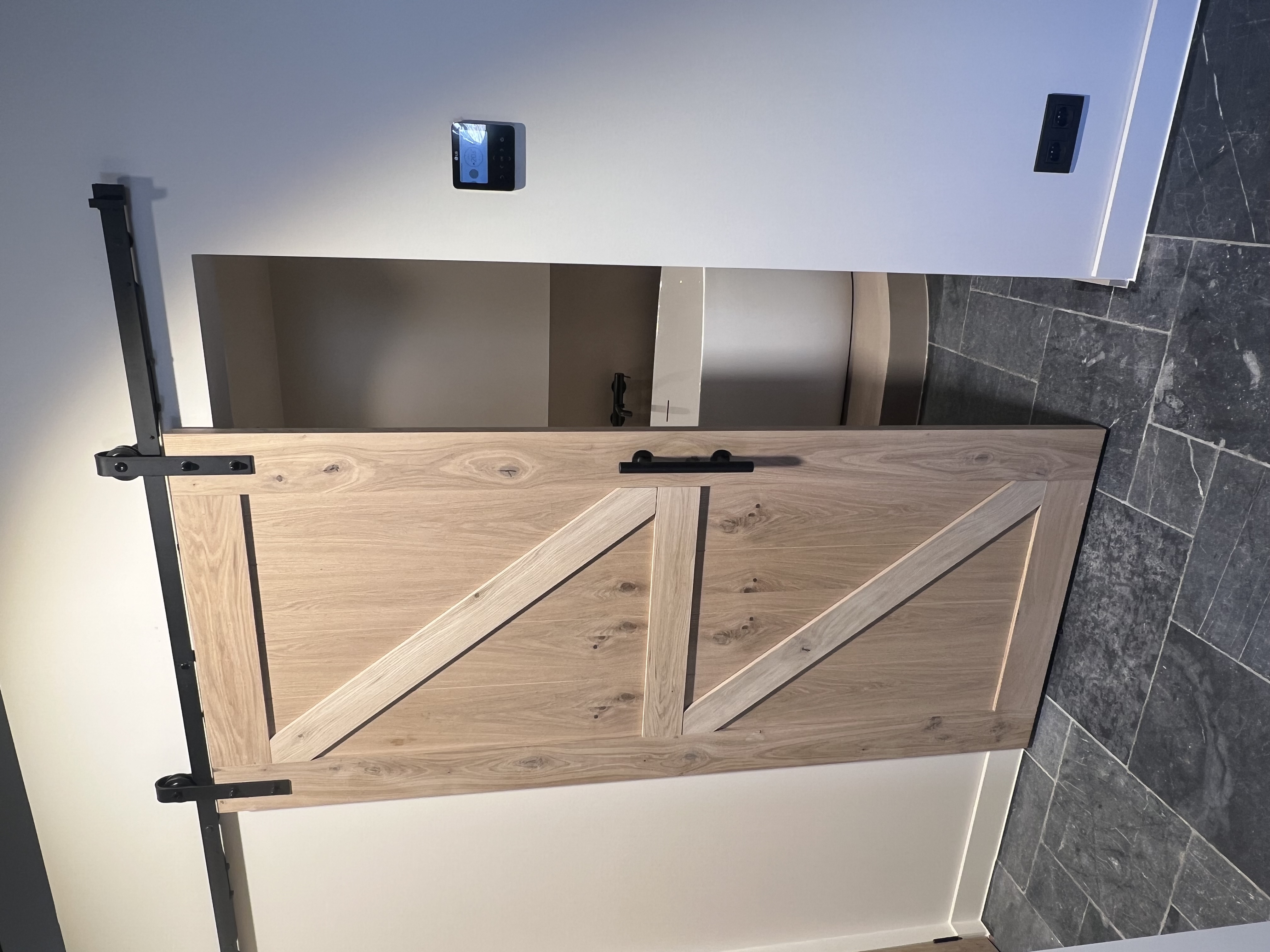 Sneak peek — eiken schuifdeur naar badkamer