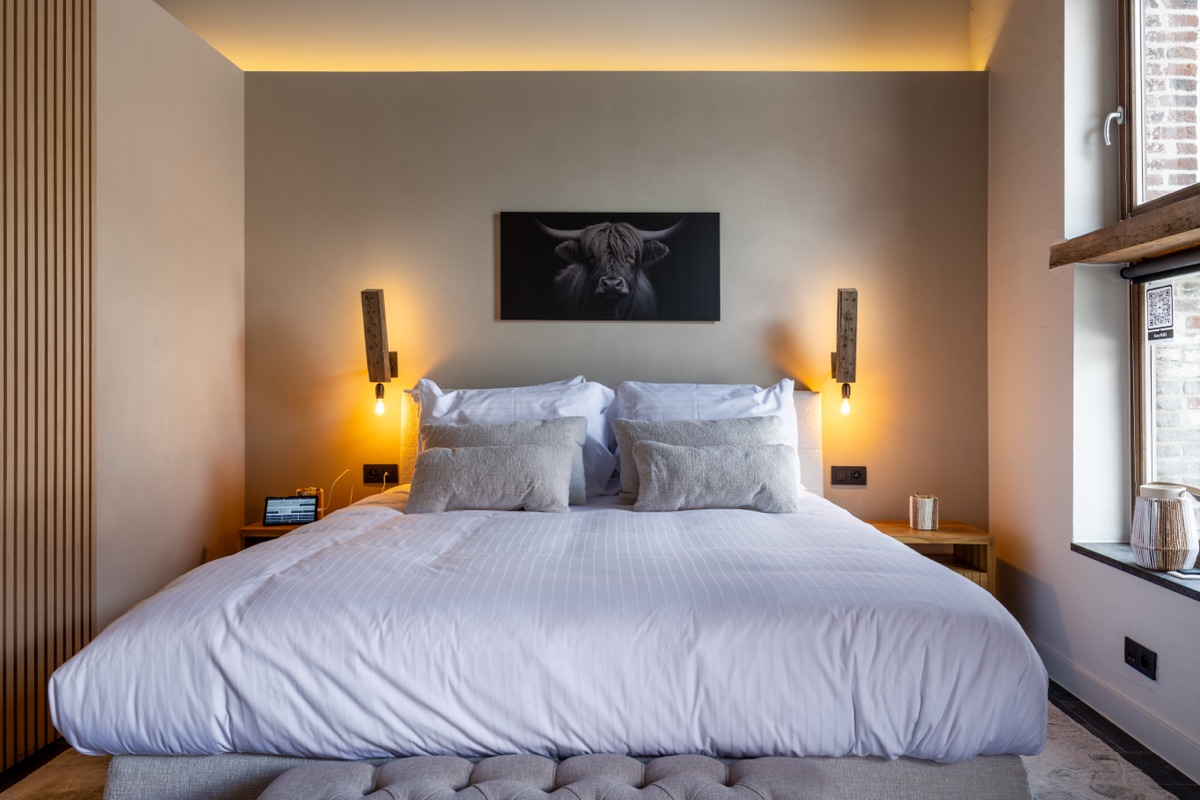 De Galmart suite — kingsize bed onder warme sfeerverlichting Massemen