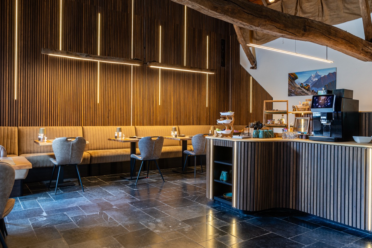 Nieuwe ontbijtruimte onder eeuwenoude gebinten — B&B Burgemeestershof Wetteren