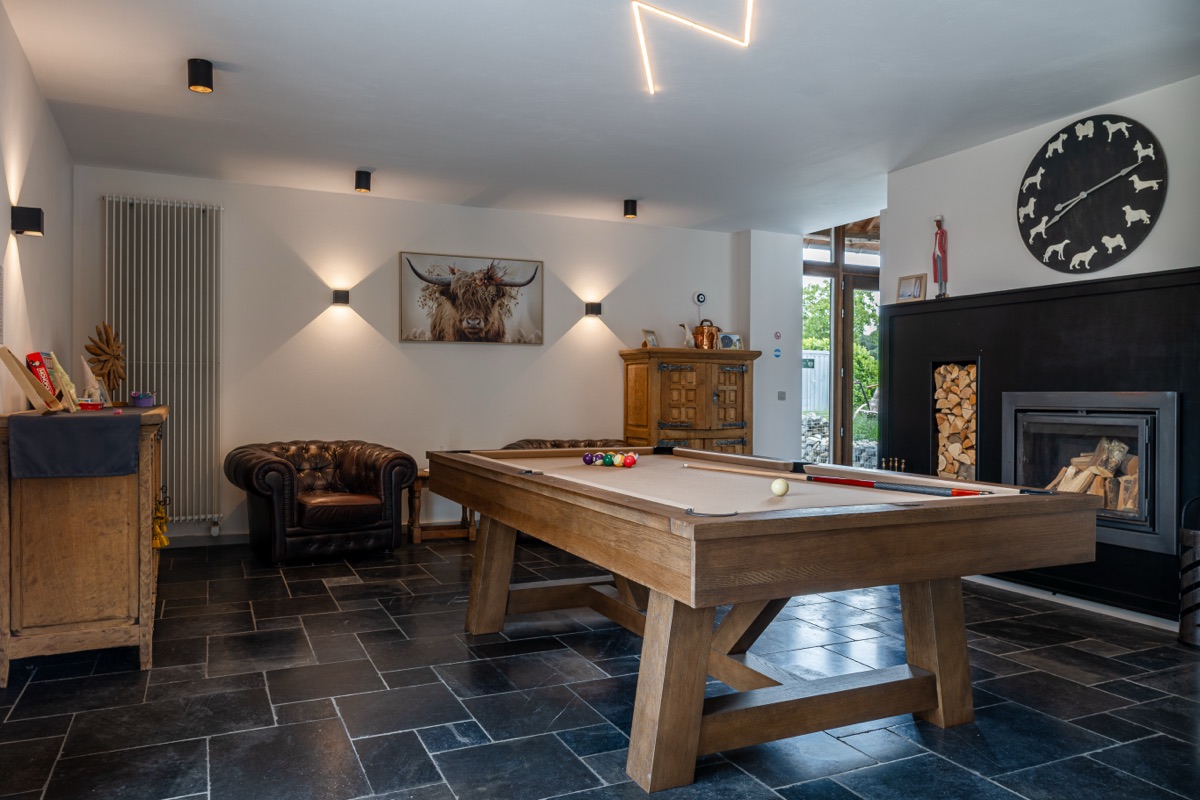 Loungeruimte met pooltafel en open haard — B&B Burgemeestershof Wetteren