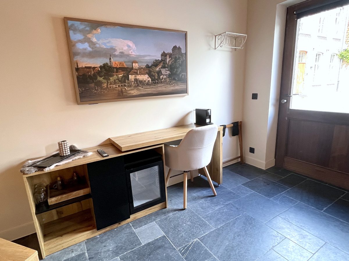 De Villaine zithoek met bureau en minibar — B&B nabij Gent