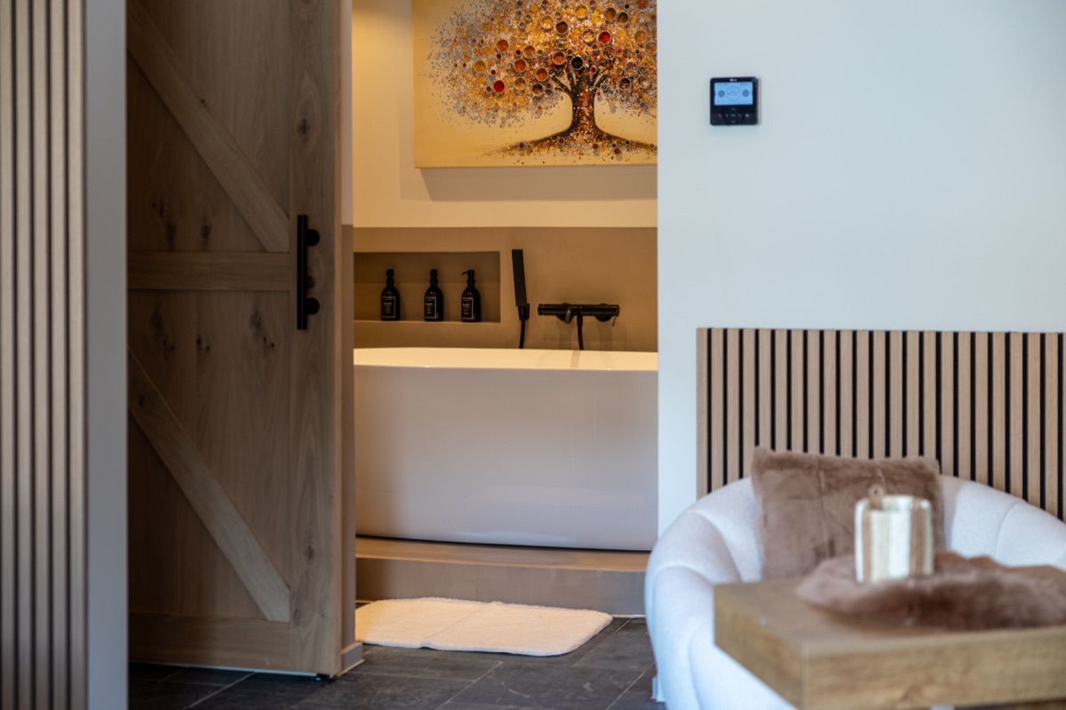 De Villaine badkamer met vrijstaand bad — romantisch hotel Wetteren