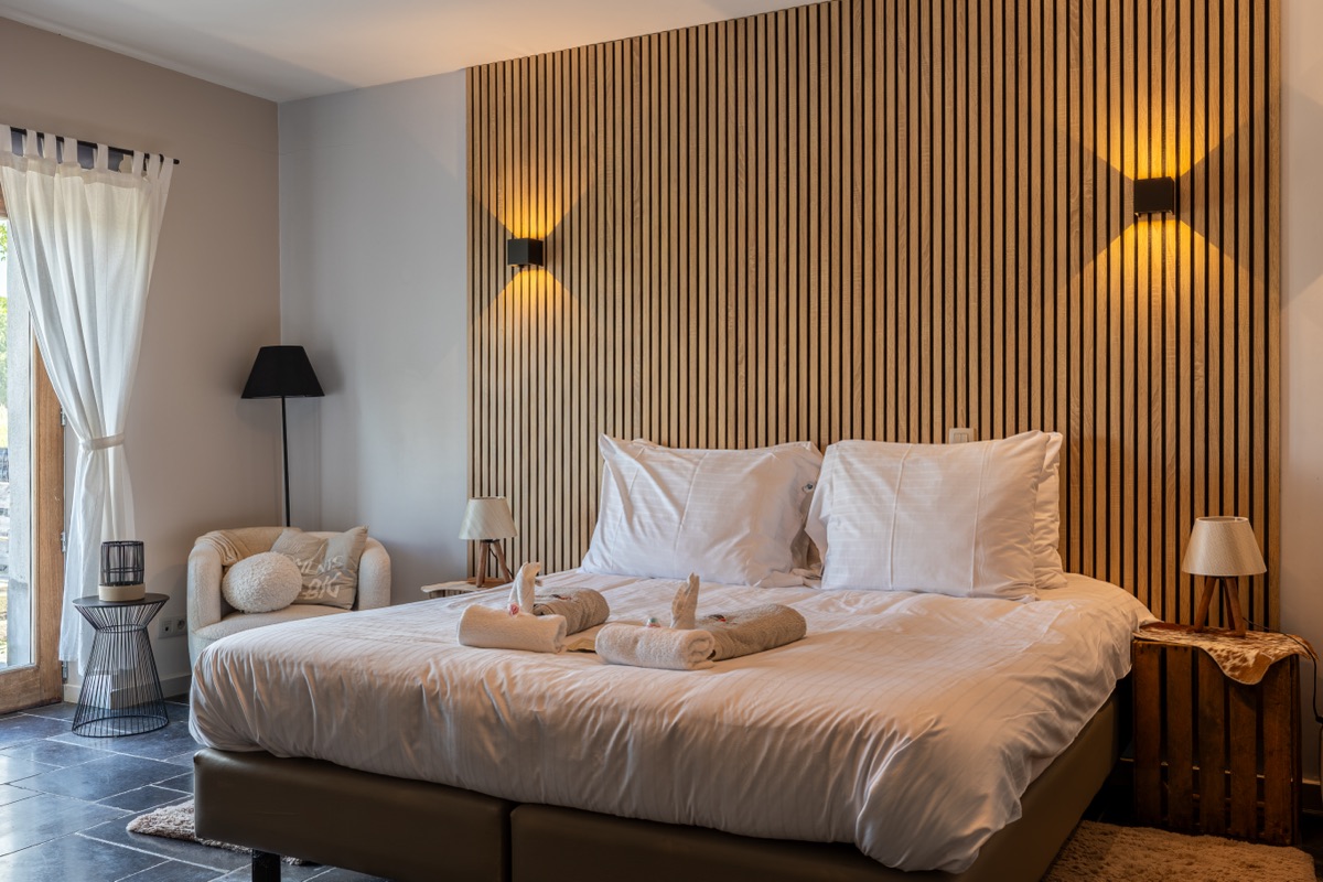 De Weidekamer — rolstoeltoegankelijke kamer met eiken lattenwand B&B Burgemeestershof Wetteren