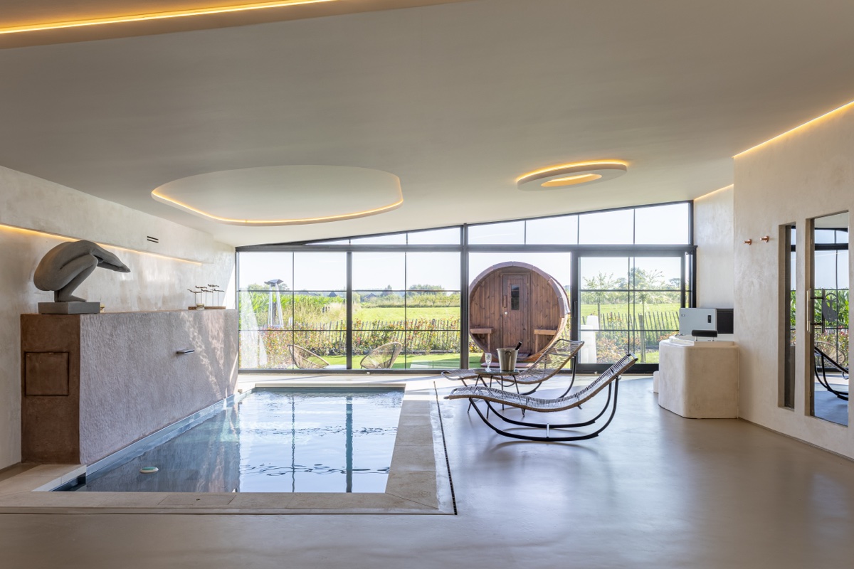 Verwarmd binnenzwembad met panoramaraam — B&B Burgemeestershof Massemen