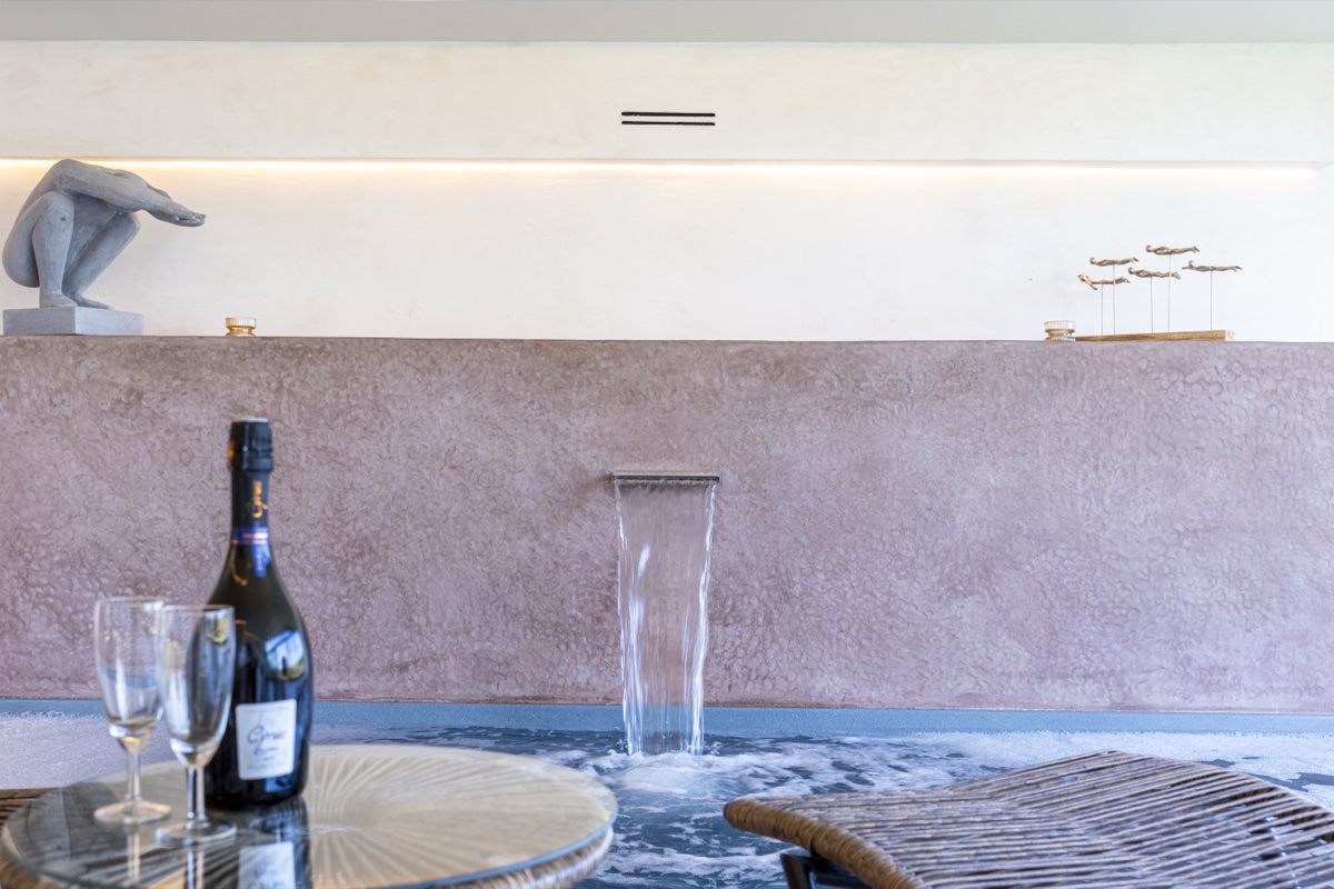 Champagne bij het zwembad — romantisch uitje Burgemeestershof