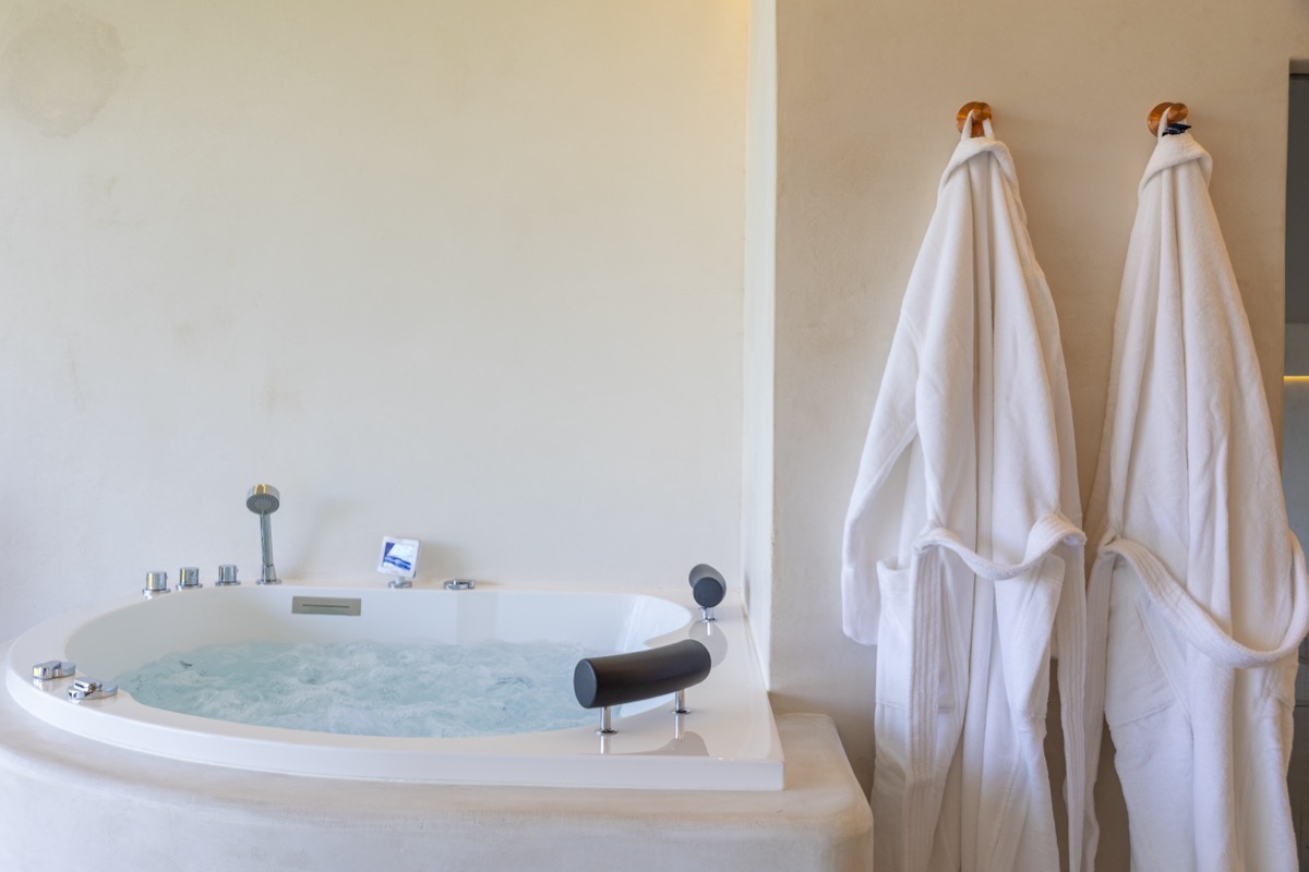 Jacuzzi met badjassen — wellness uitje voor 2 in Wetteren