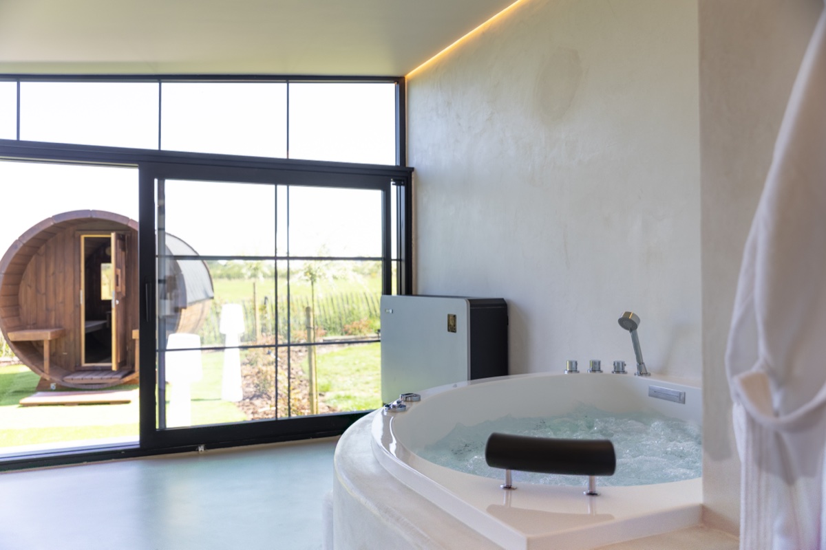 Jacuzzi met uitzicht op barrel sauna — romantisch wellness-weekend Wetteren